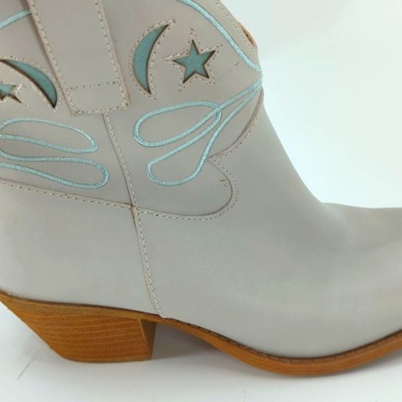 Dingo Urban Cowgirl White Ankle Booties with Moons and Stars Size 9 - Picture 6 of 8
